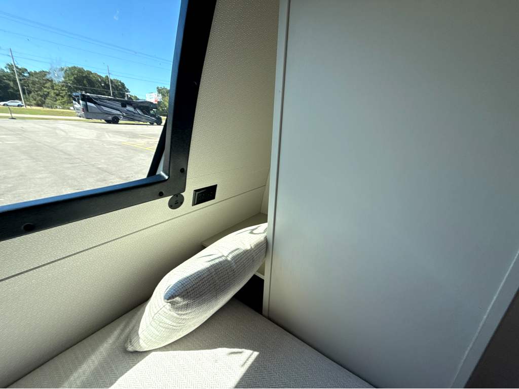 2027 VENTURE RV SPORTTREK 323VRK - Image 23