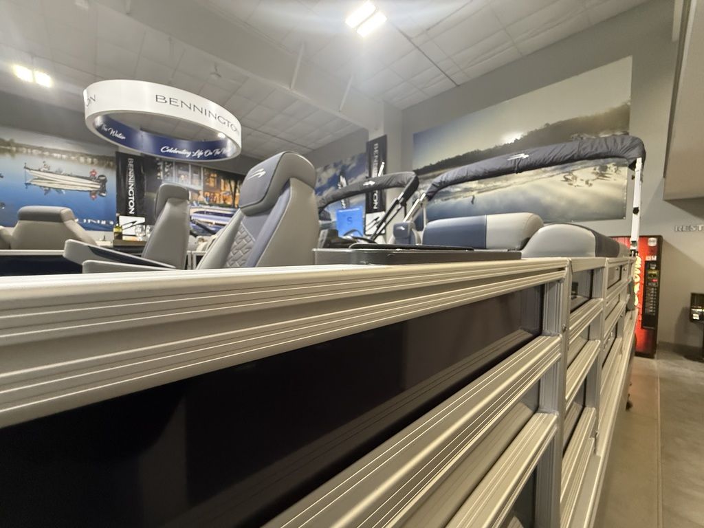 2026 Bennington 22SF TriToon Pontoon - Image 3