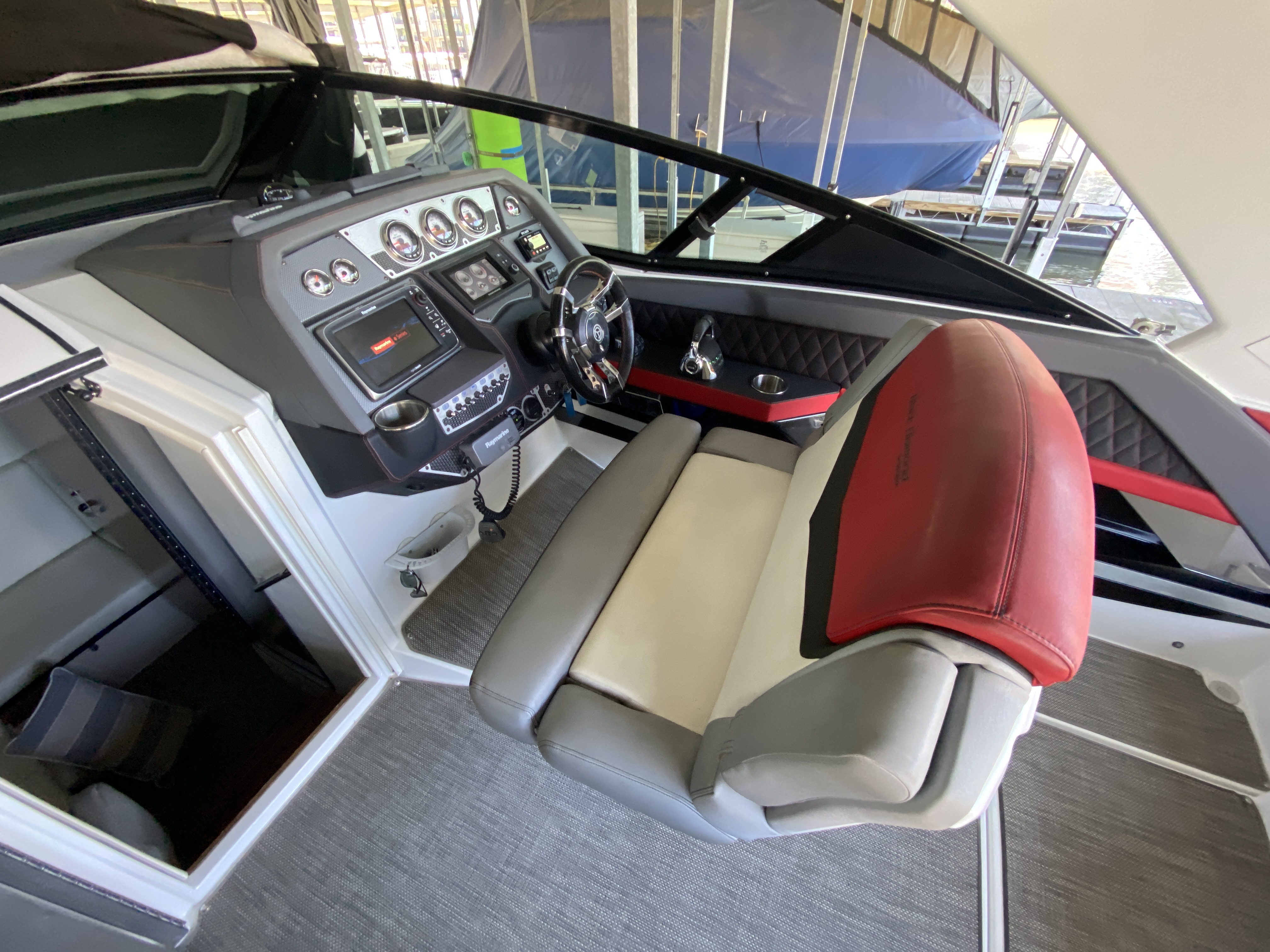 2014 Cruisers Sport Series 328 Black Diamond Edition - Image 19