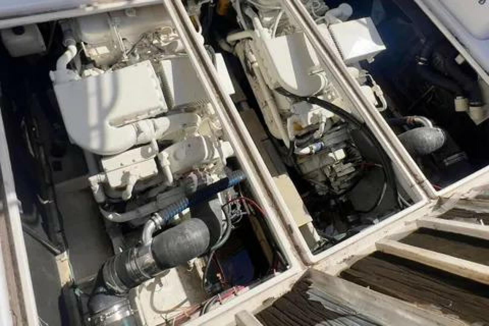 1996 Cruisers Yachts 4285 Express Bridge - Image 4