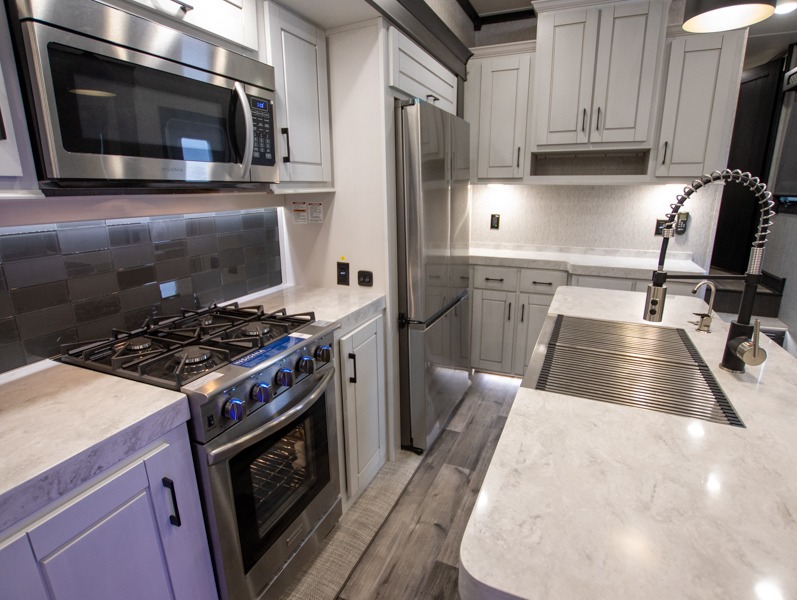 2023 CrossRoads Redwood 3401RL - Image 8