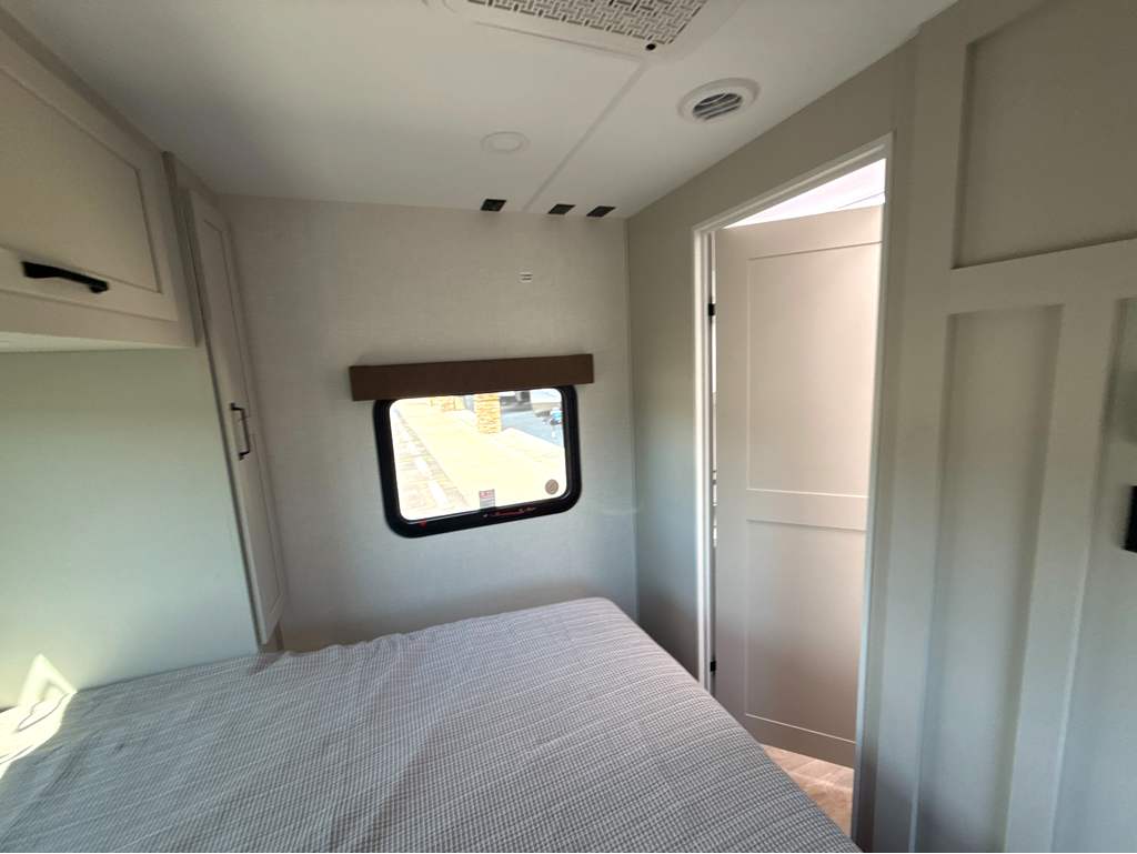 2027 VENTURE RV SPORTTREK 333VIK - Image 23