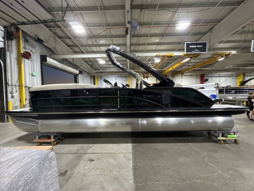 2026 Bennington 24MCSB Carbon Fiber Arch Tritoon Pontoon - Image 7