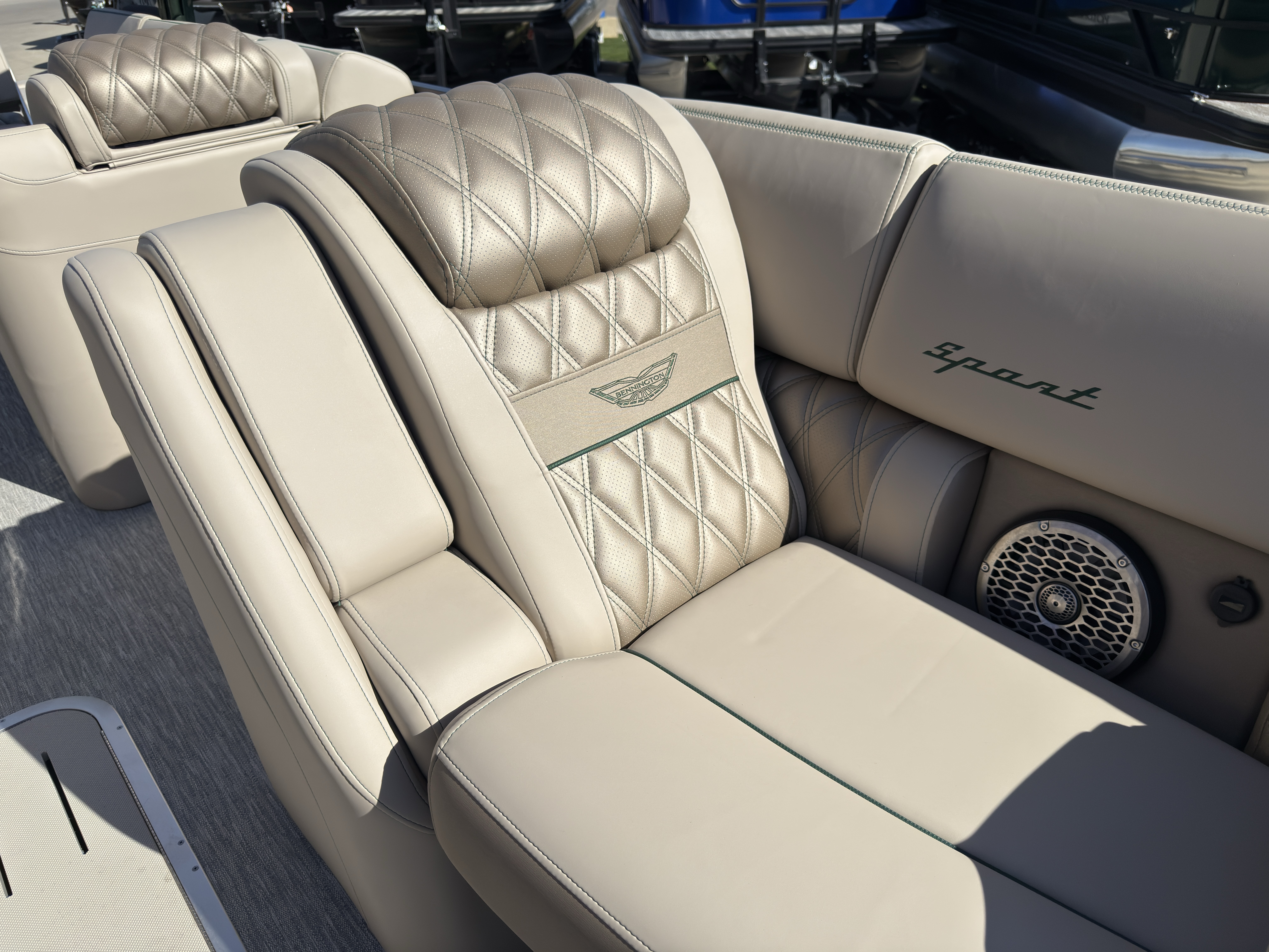 2026 Bennington 25QXSBA 425HP V10 Tritoon Pontoon - Image 75