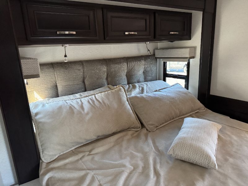 2025 Entegra Coach Accolade XL 37K - Image 15