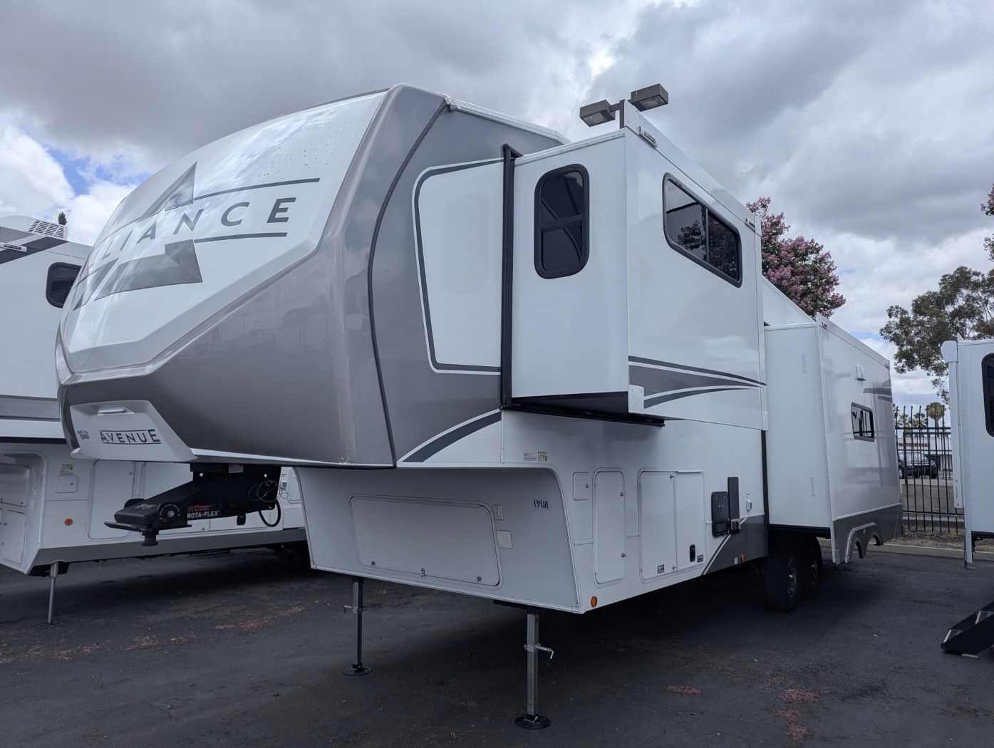 2026 Alliance RV Avenue 32RLS - Image 2