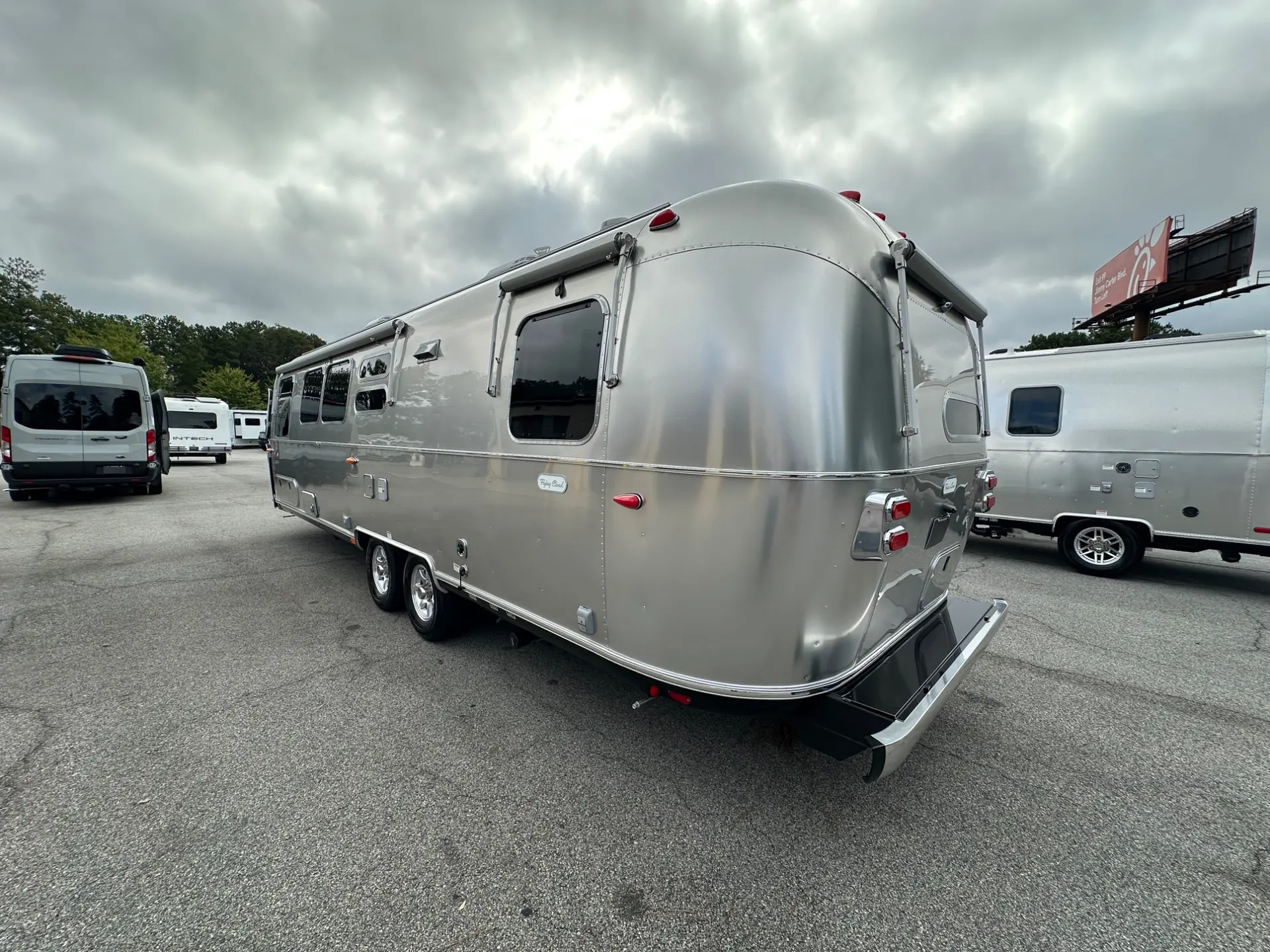 2027 Airstream Flying Cloud 30FB Bunk - Image 8