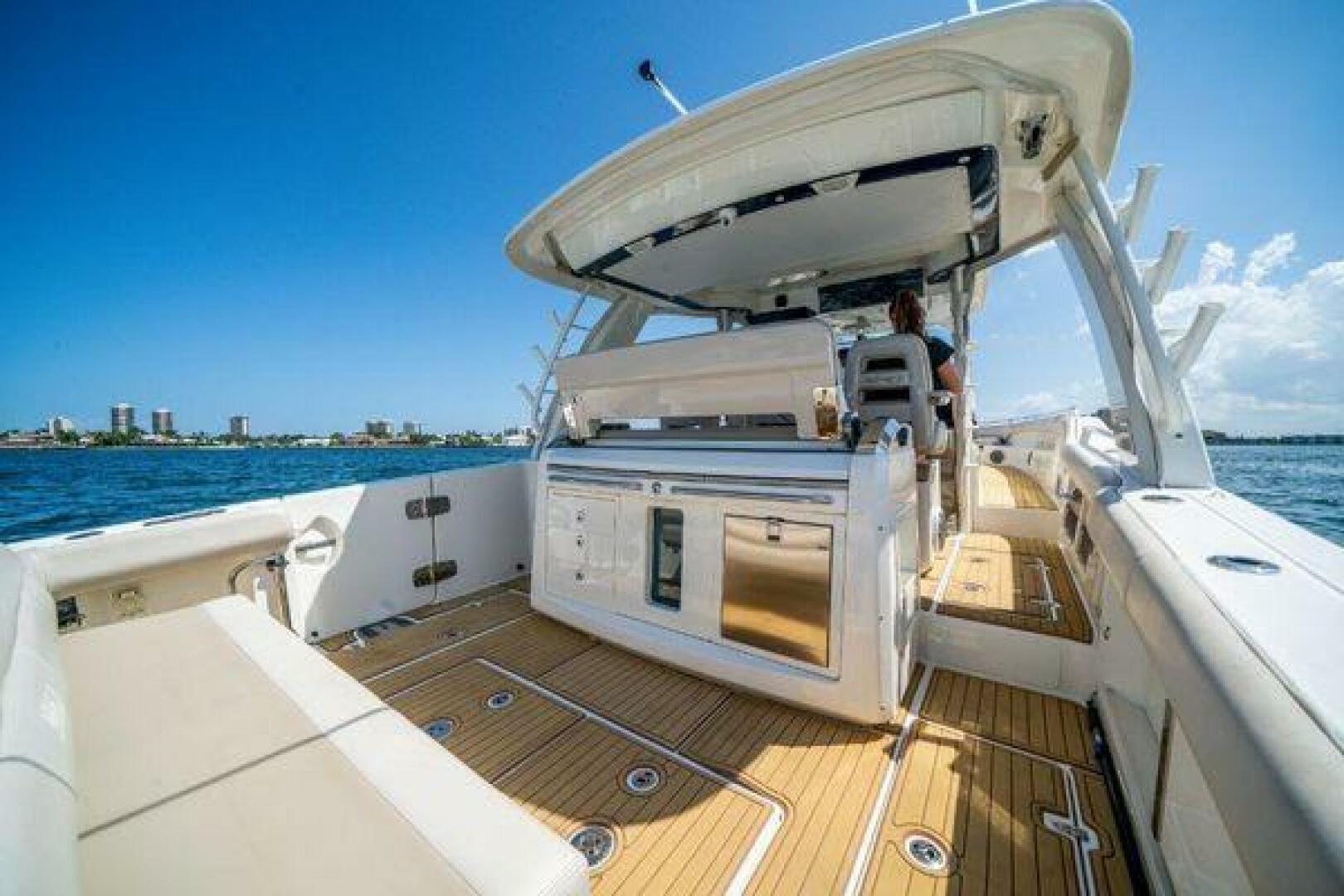 2017 Boston Whaler 42 Outrage - Image 13