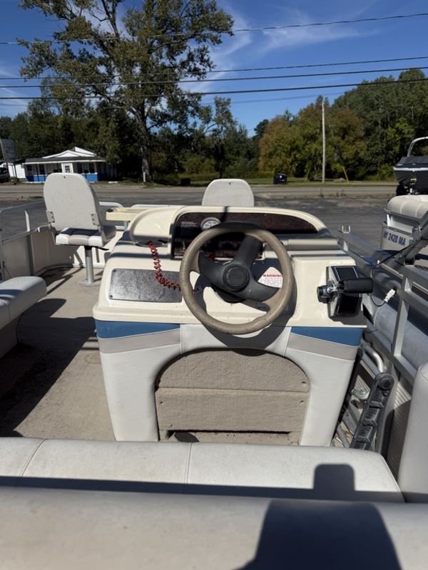 2002 Sylvan 16 E - Image 5