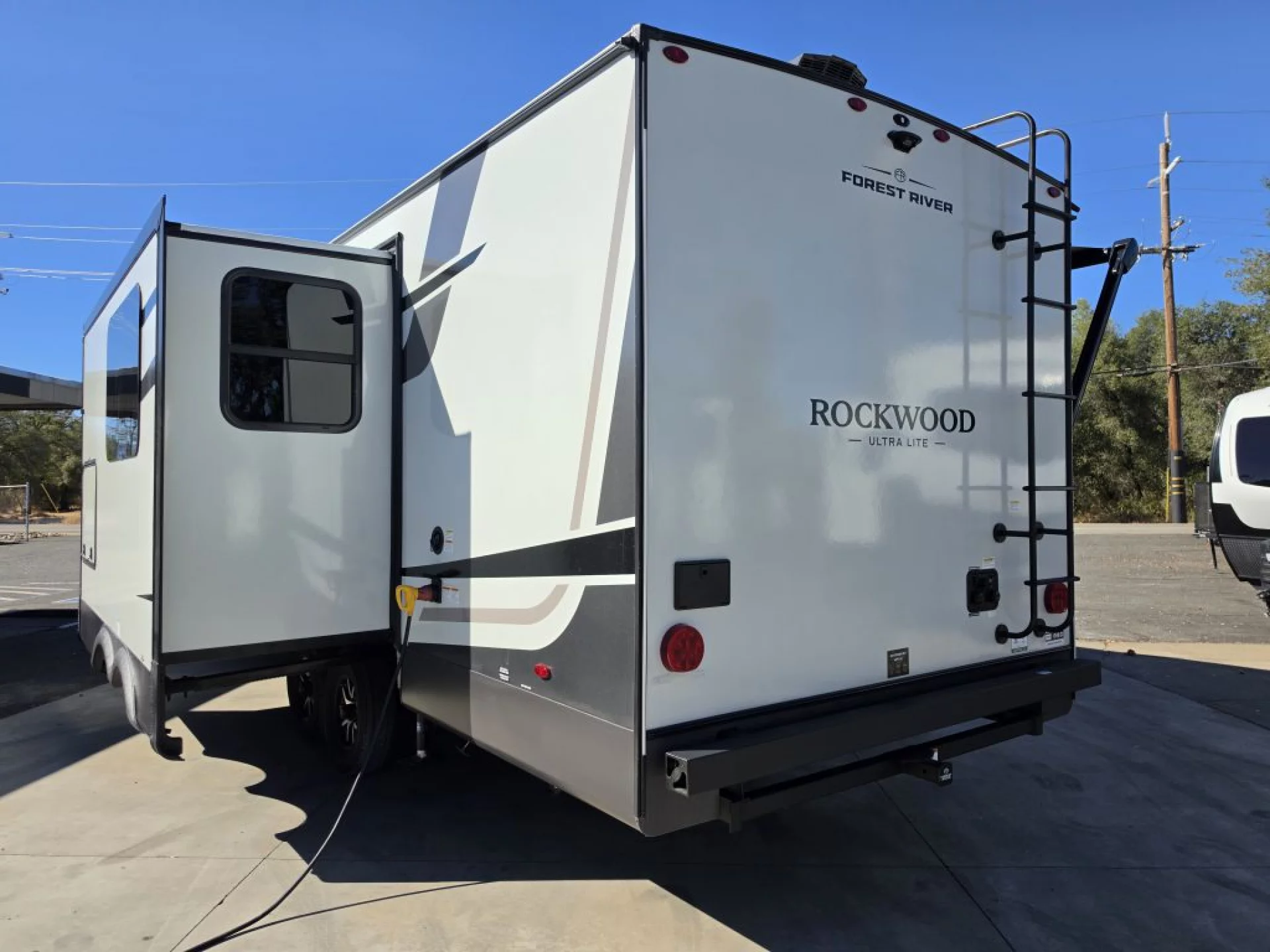 2027 FOREST RIVER ROCKWOOD ULTRA LITE 2621RB - Image 5