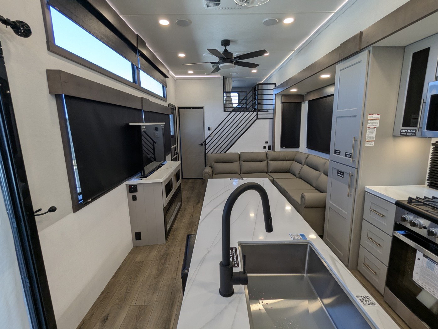 2026 Alliance RV Benchmark 44LFT - Image 9