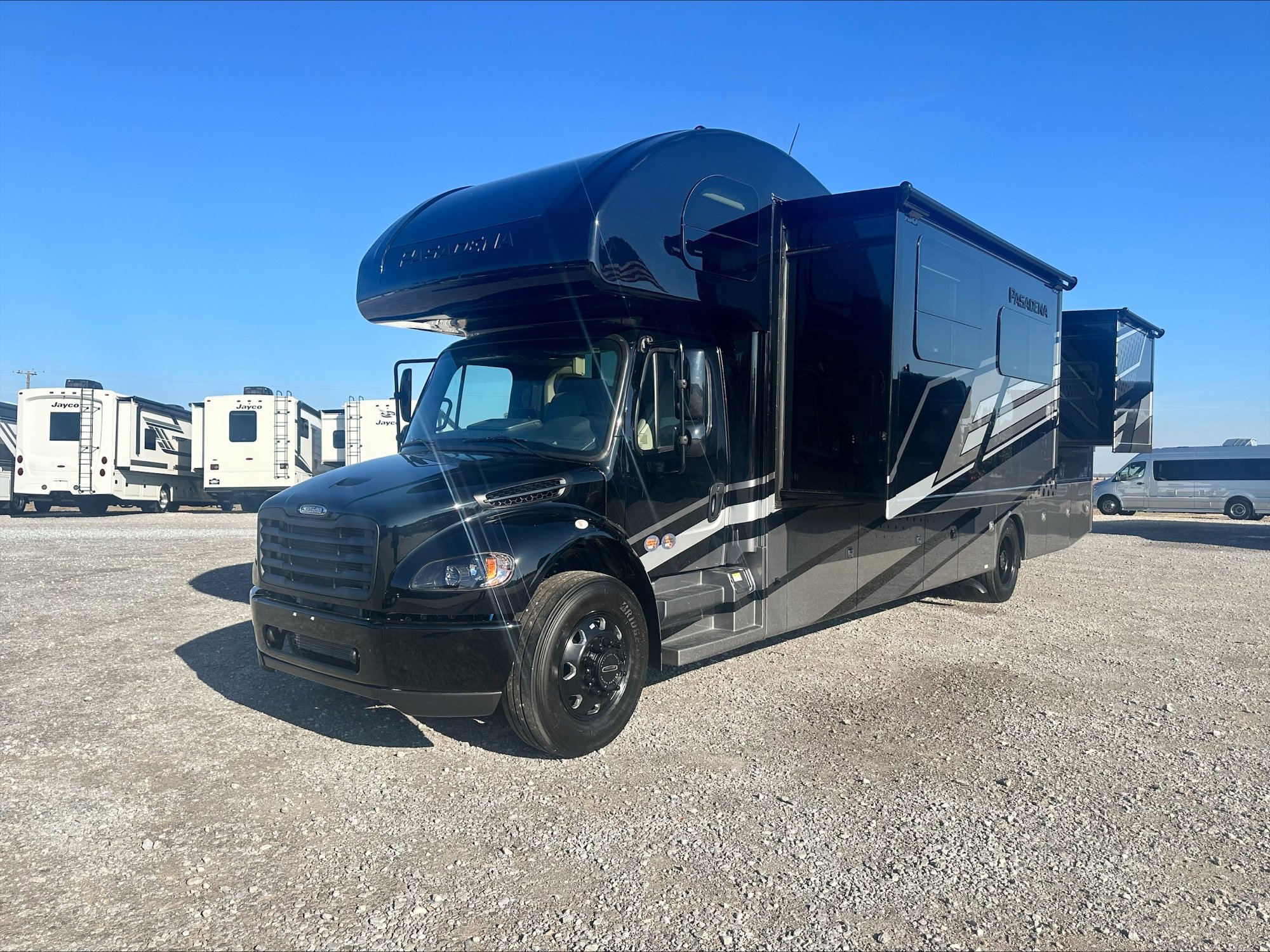2026 THOR MOTOR COACH PASADENA 38FX - Image 2