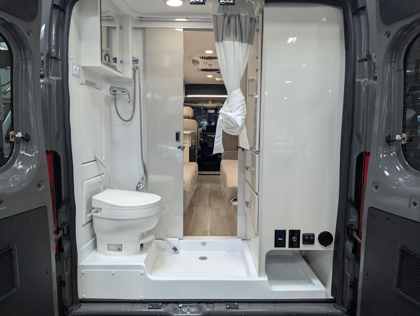 2027 Thor Motor Coach Tellaro 20L - Image 12