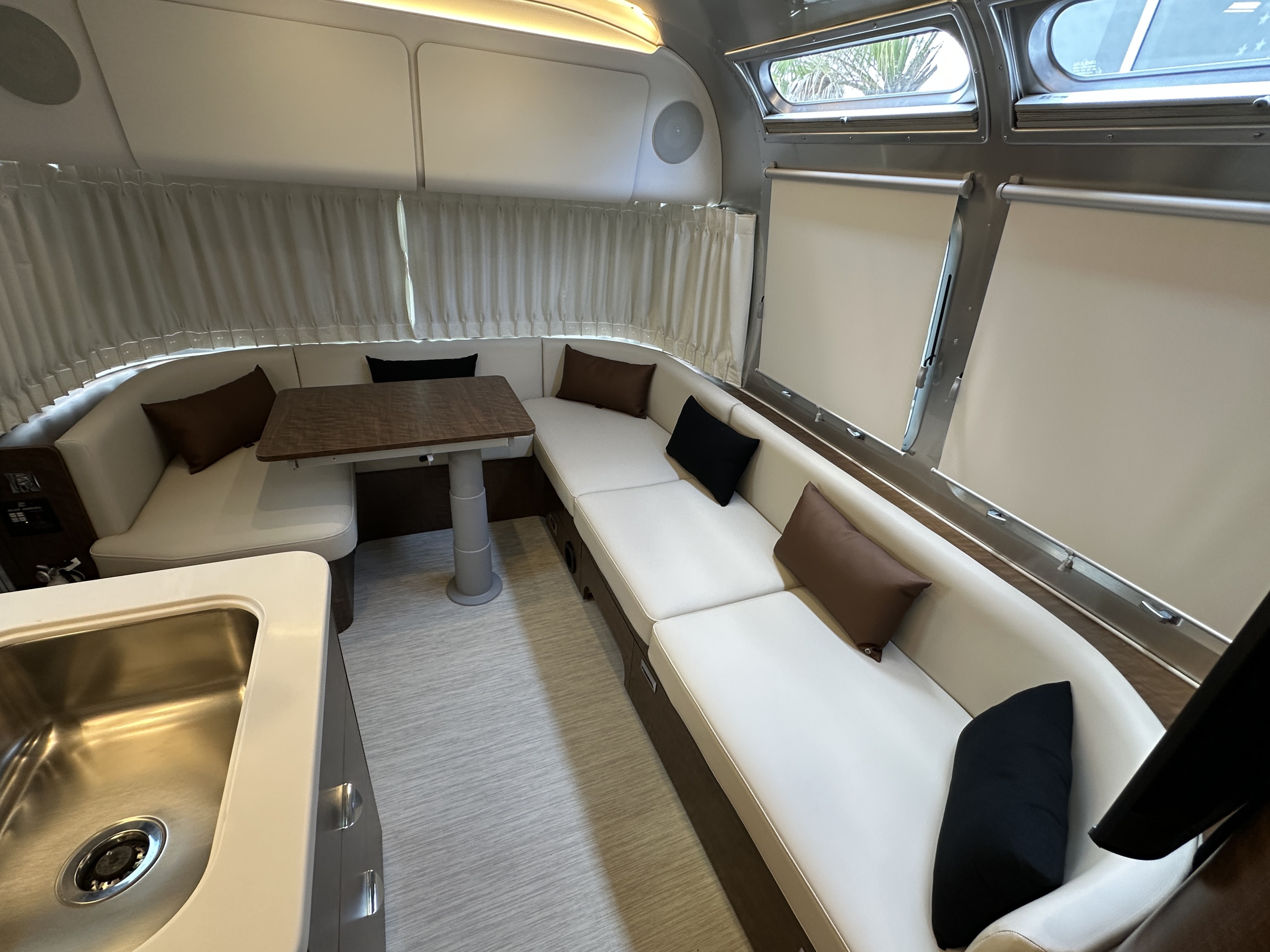 2027 Airstream Globetrotter 27FB Twin - Image 11