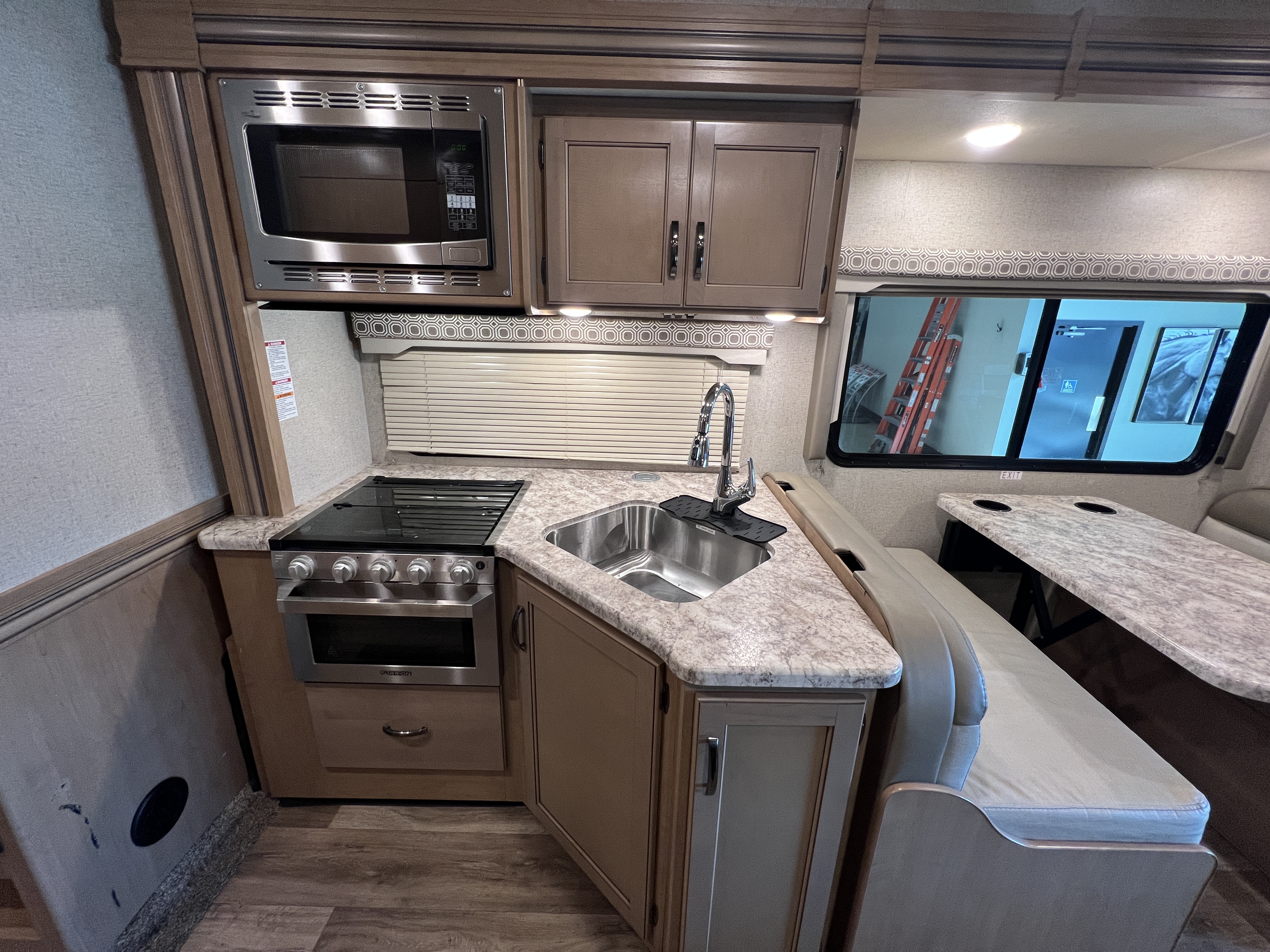 2021 Thor Motor Coach Four Winds 28Z - Image 12