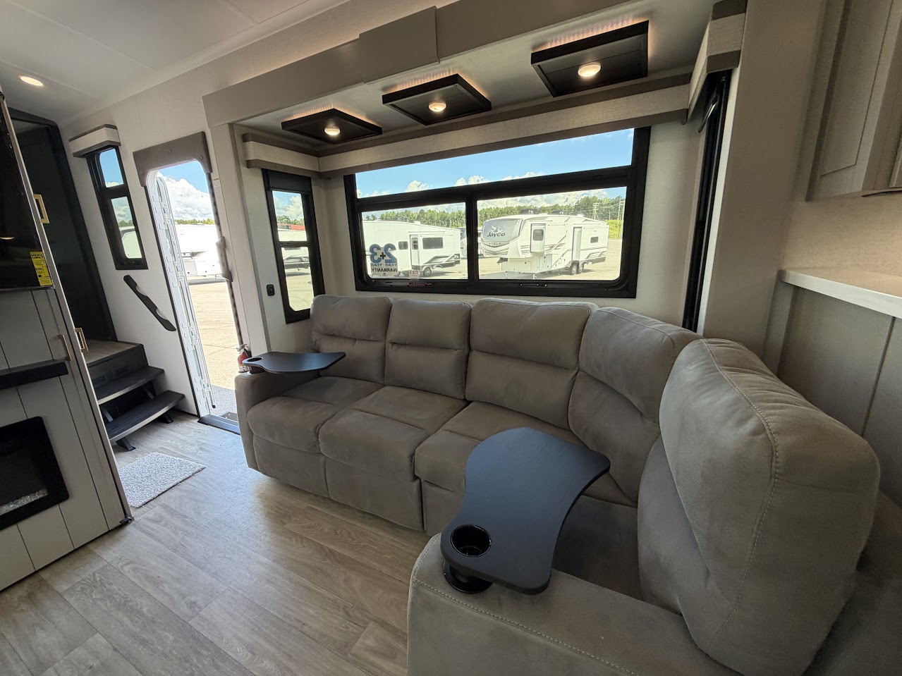 2027 JAYCO NORTH POINT 391TBBH - Image 21