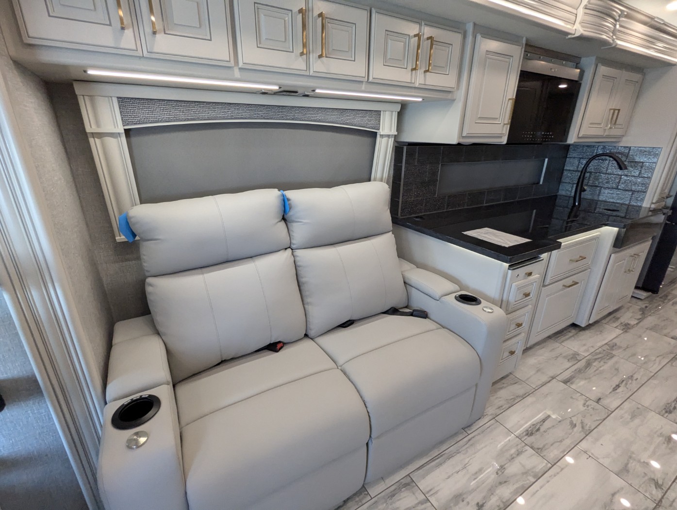 2026 Fleetwood Discovery LXE 40M - Image 18