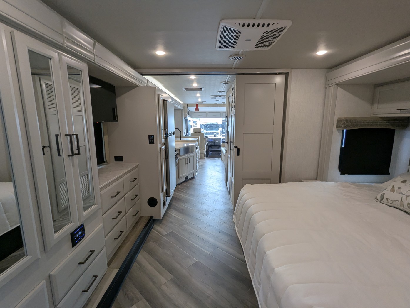 2026 Holiday Rambler Invicta 33HB - Image 28