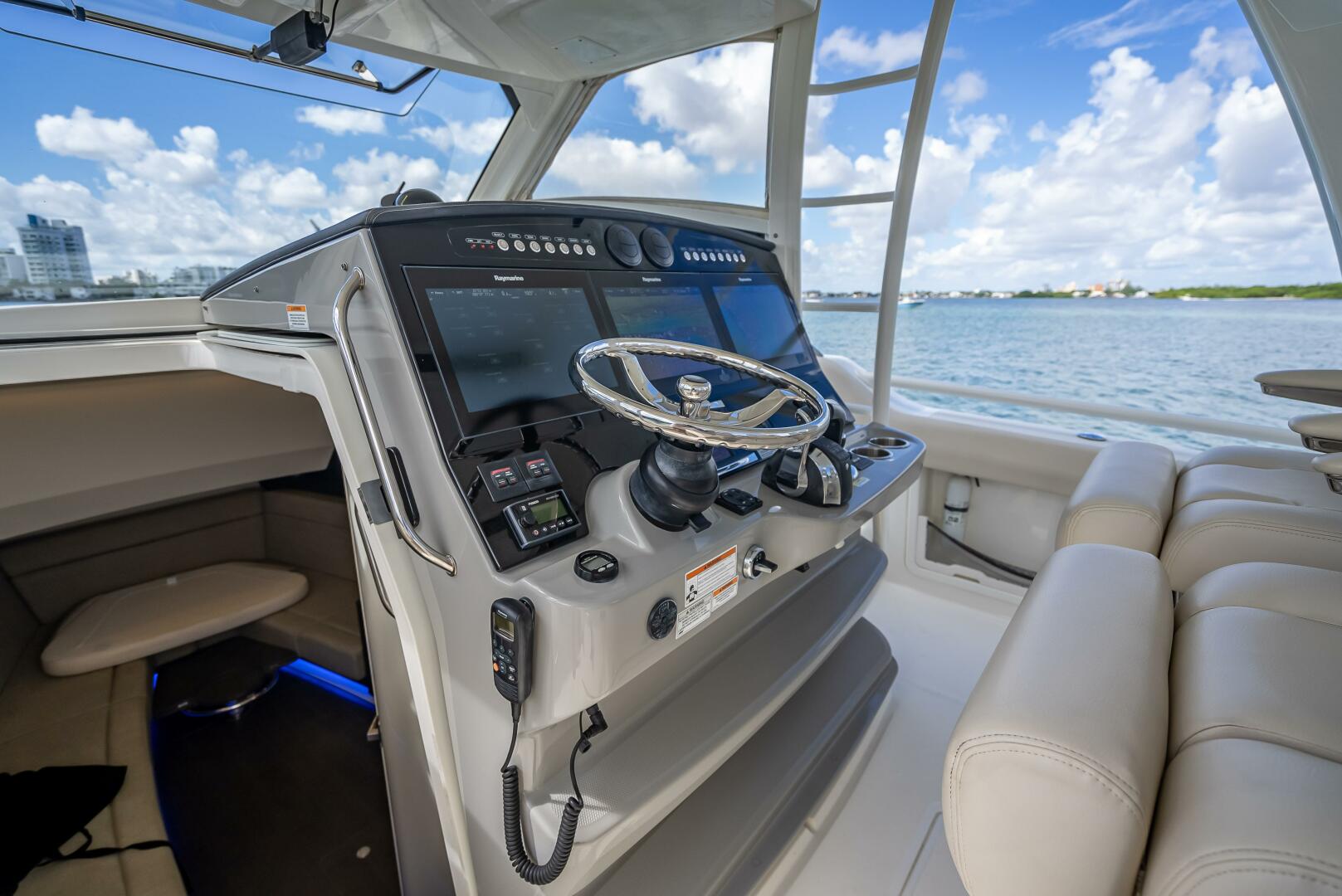 2016 Boston Whaler - Image 118