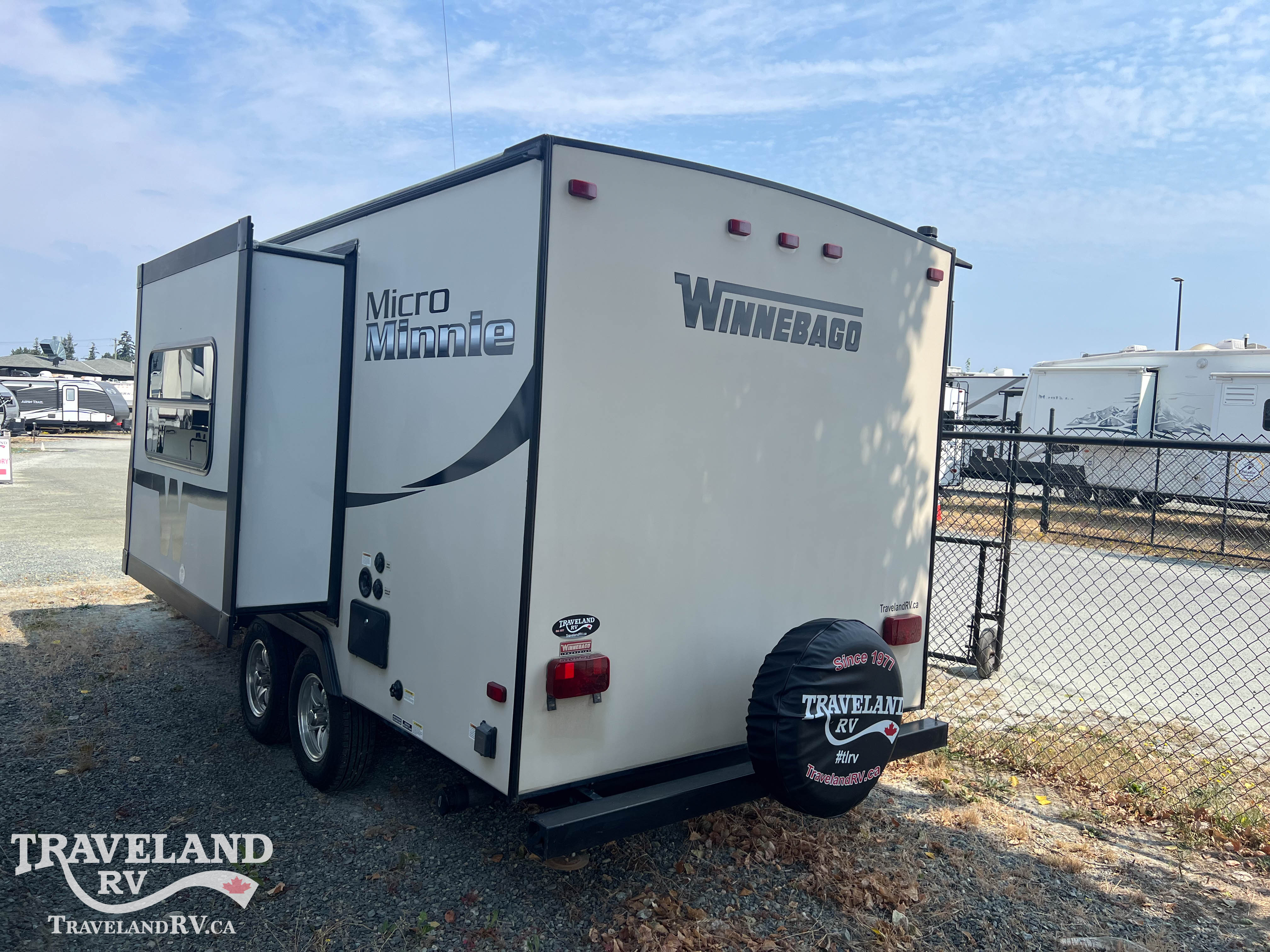 2016 Winnebago Micro Minnie 2106DS - Image 7
