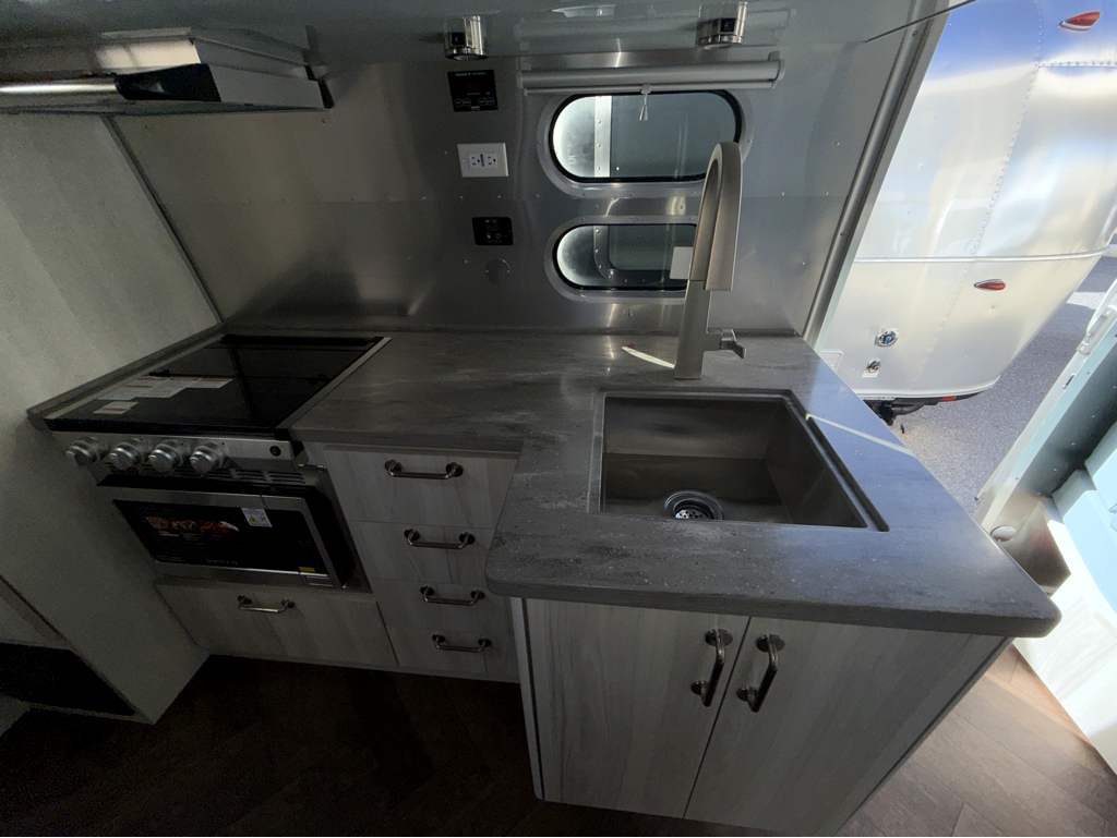 2026 AIRSTREAM INTERNATIONAL 27FBT - Image 15