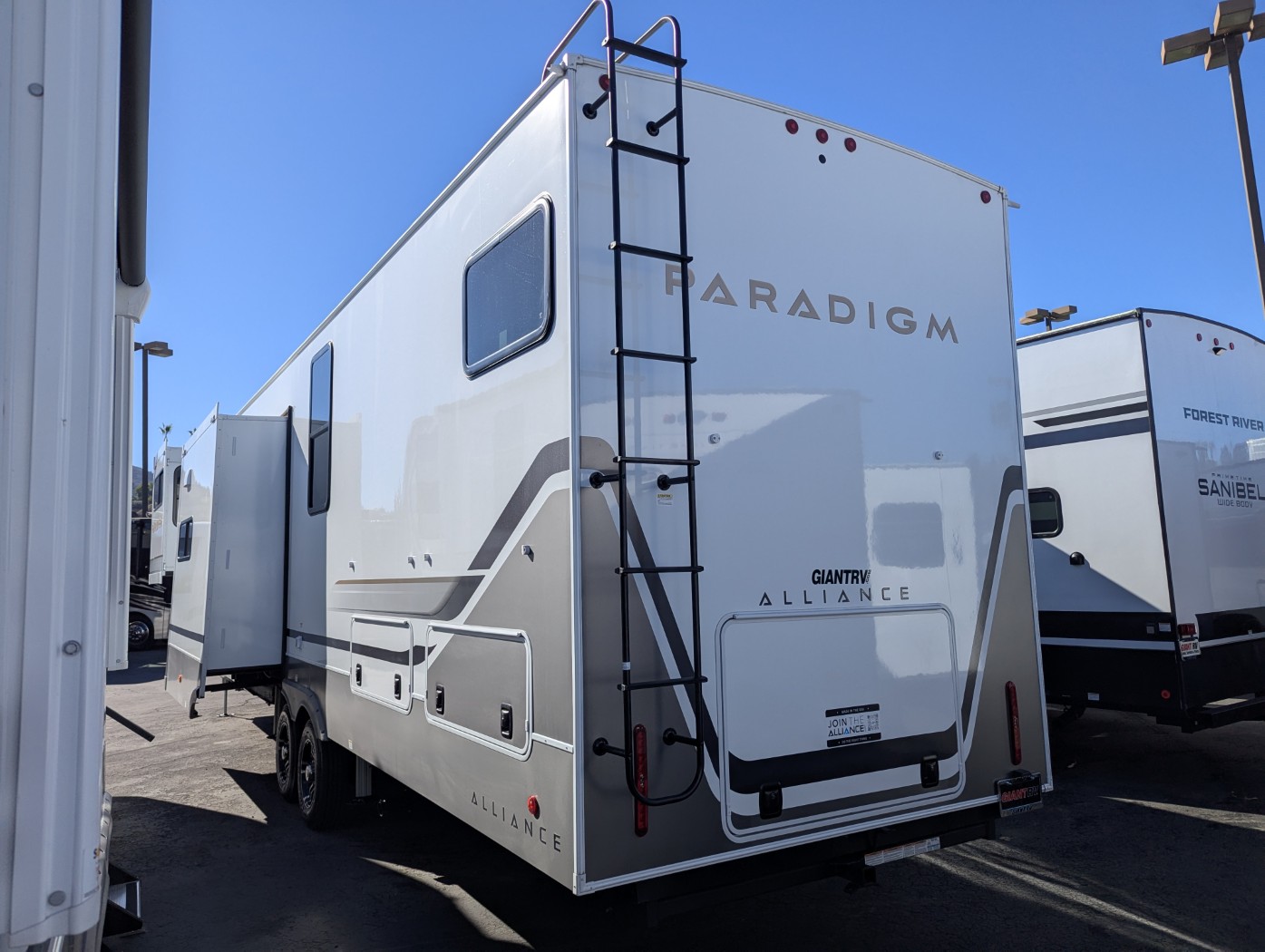 2026 Alliance RV Paradigm 385FL - Image 4