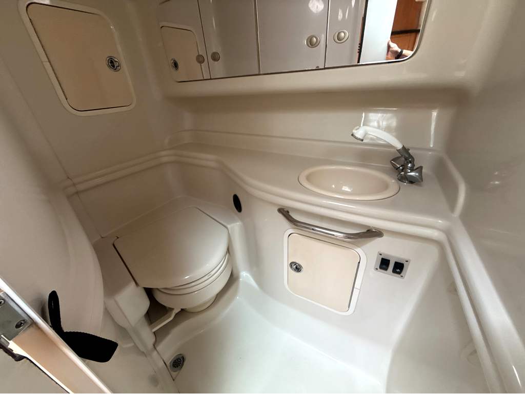 2006 Sea Ray 320 Sundancer - Image 15