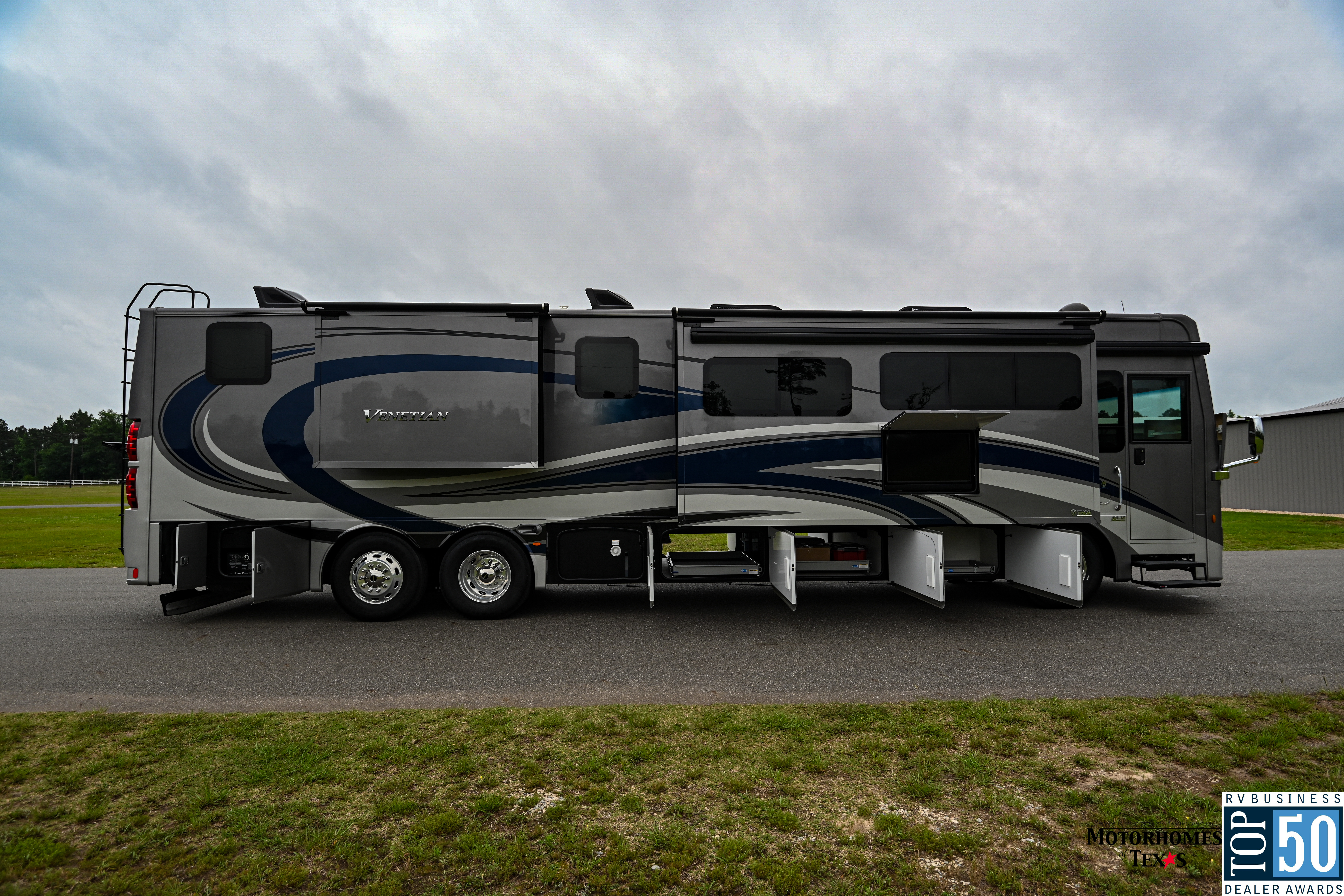 2022 Thor Motor Coach Venetian F42 - exterior 3