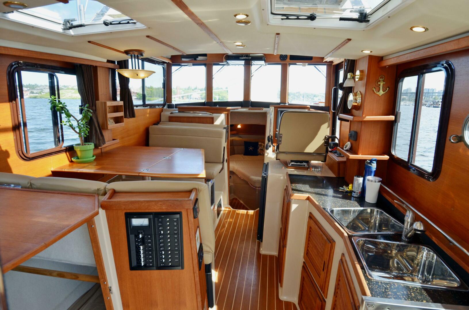 2013 Ranger Tugs R-31 CB - Image 6
