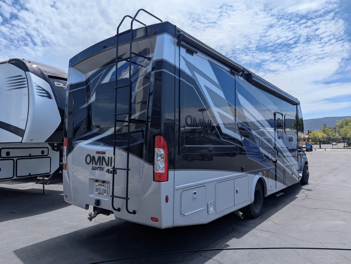 2024 Thor Motor Coach Omni XG32 - Image 9
