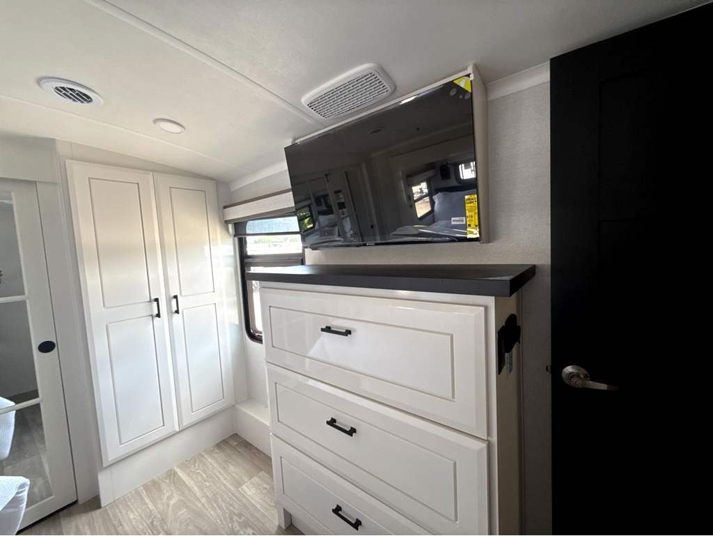 2027 JAYCO PINNACLE 32RLTS - Image 21