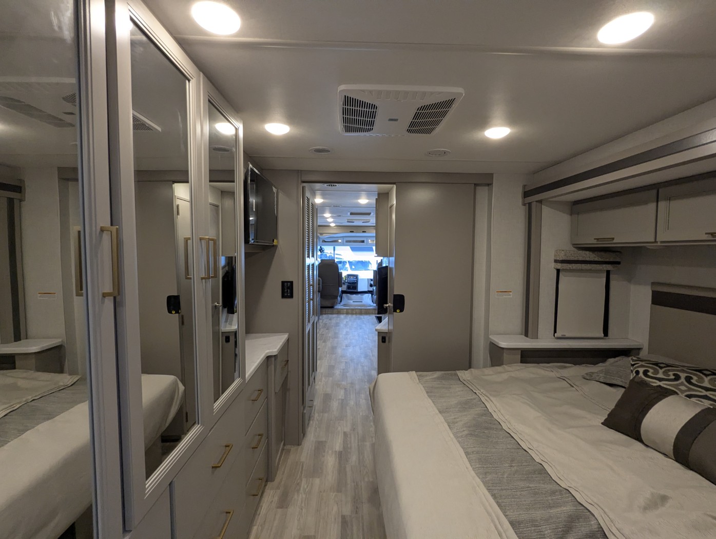 2026 Thor Motor Coach Windsport 35G - Image 24