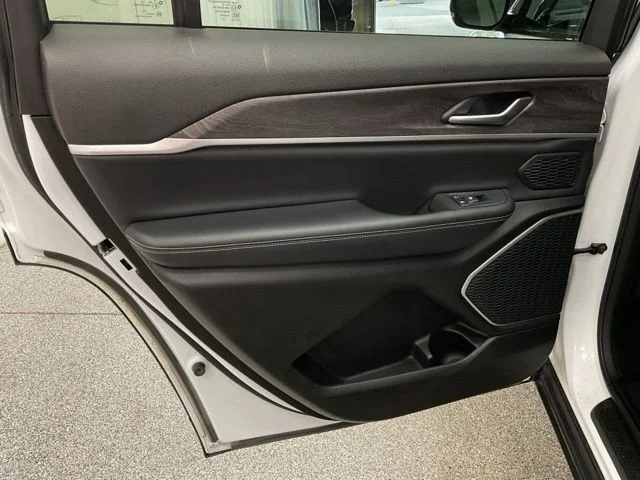 2023 Jeep Grand-Cherokee-L Laredo Altitude 4x4 - Image 19