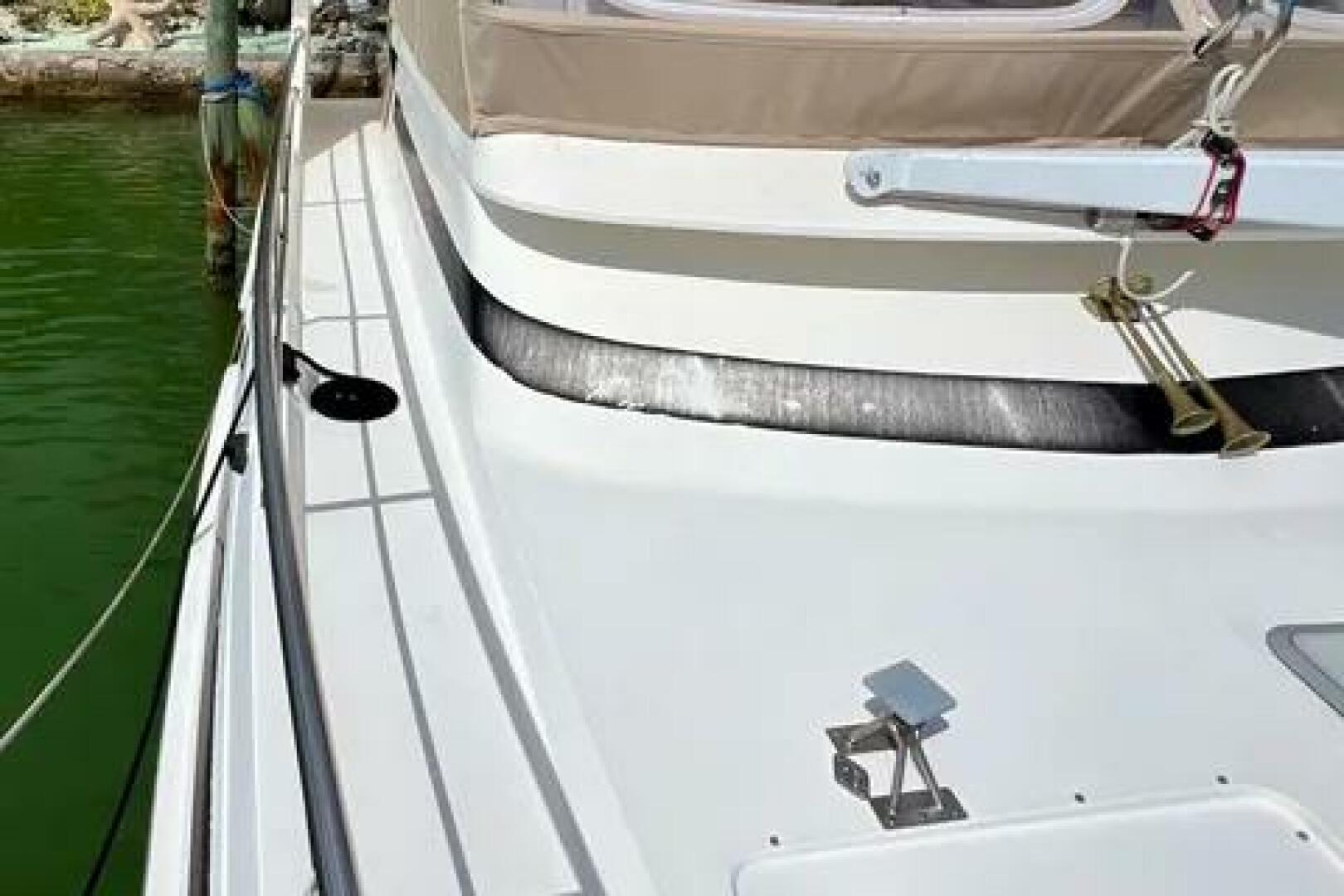 1996 Cruisers Yachts 4285 Express Bridge - Image 10