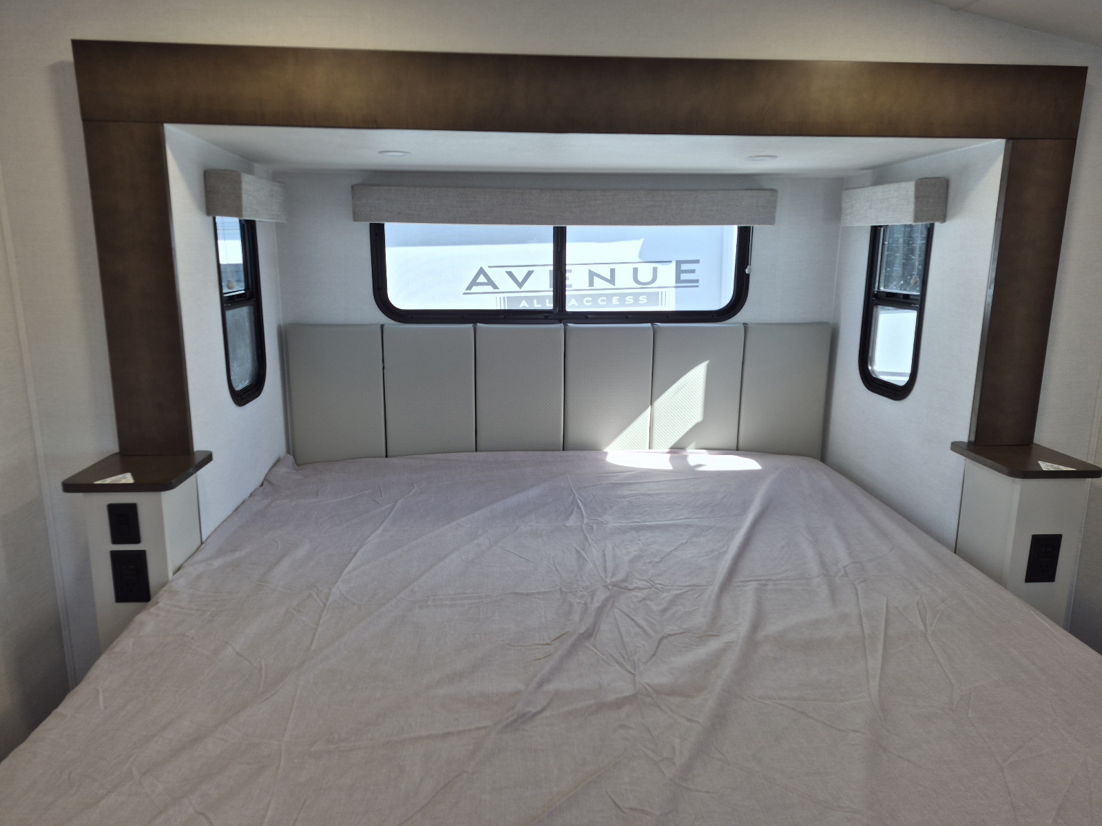 2027 Alliance RV Avenue 32RLS - Image 12