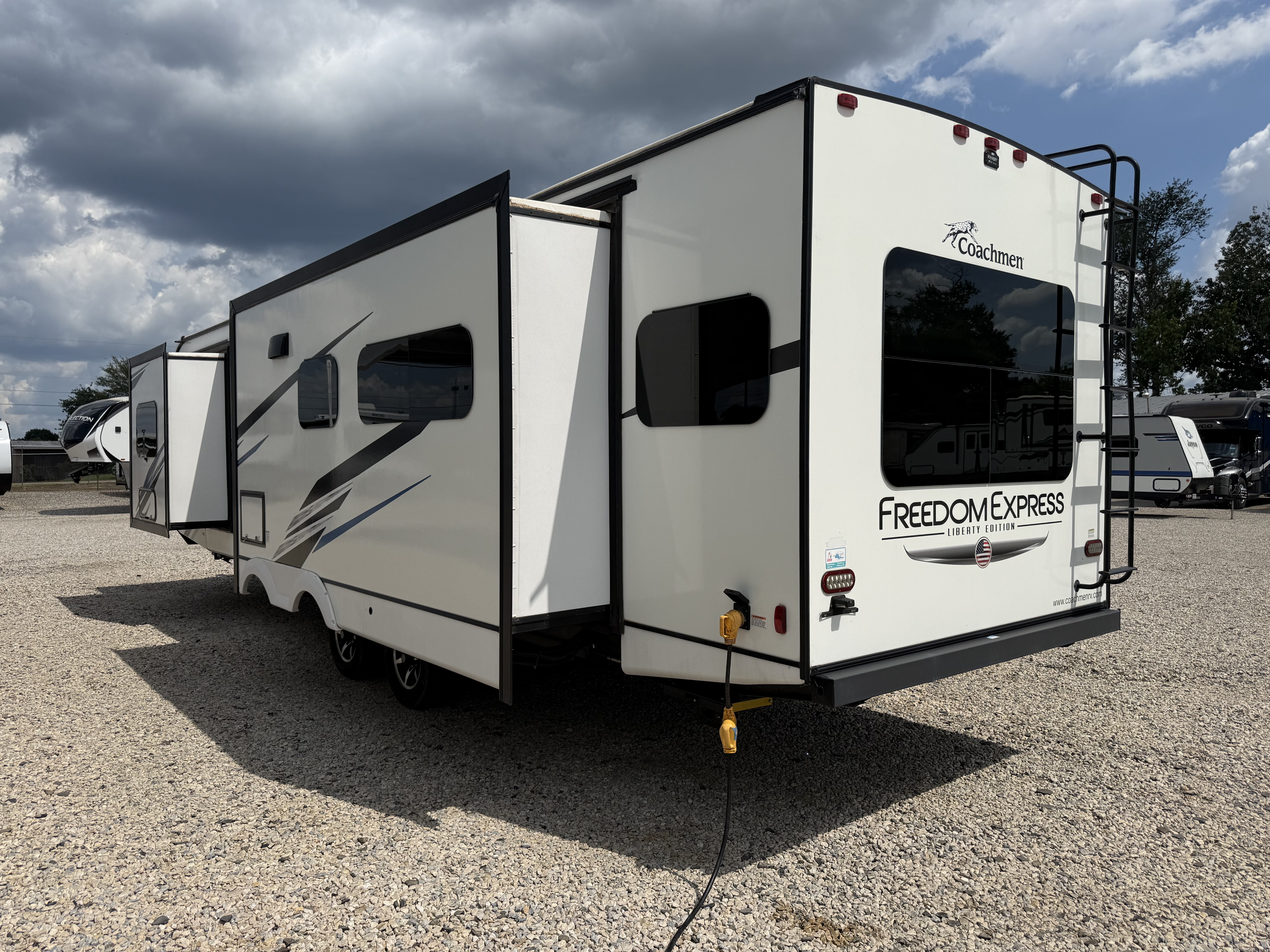 2022 Coachmen Freedom Express Liberty Edition 324RLDSLE - Image 5