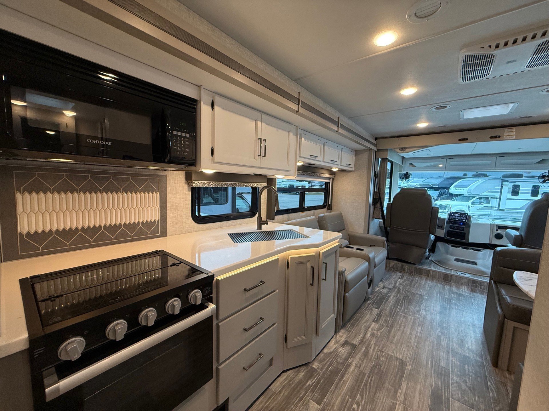 2025 THOR MOTOR COACH HURRICANE 29M - Image 11