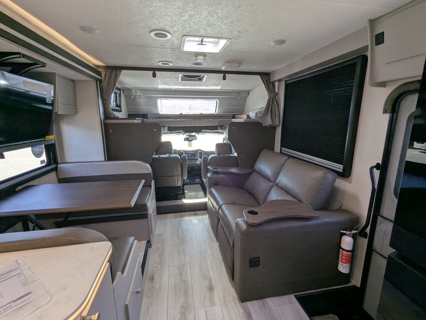 2026 Coachmen Entourage 320LV - Image 32