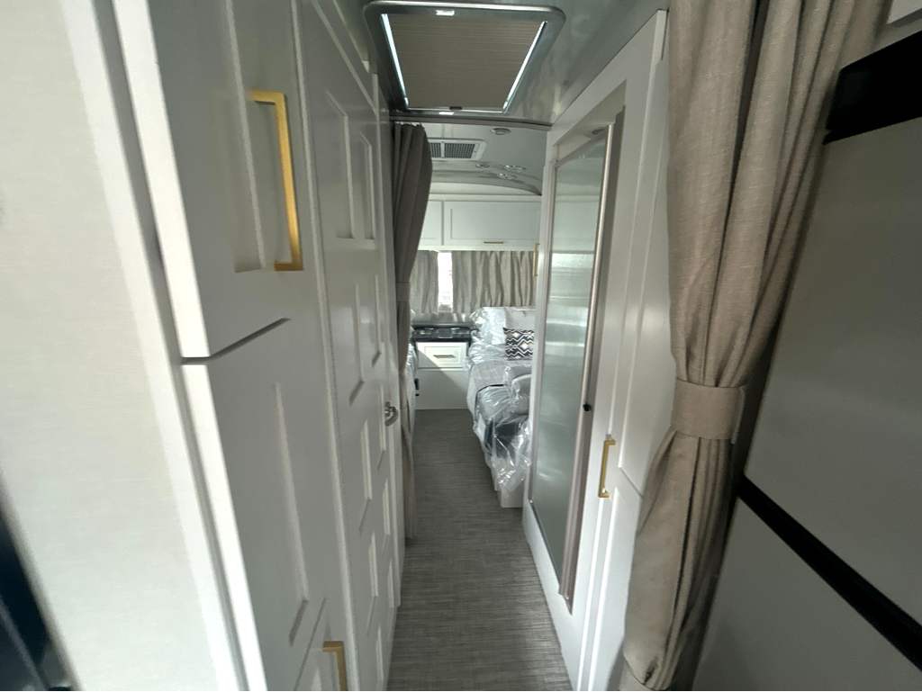 2027 AIRSTREAM CLASSIC 28RBT - Image 33