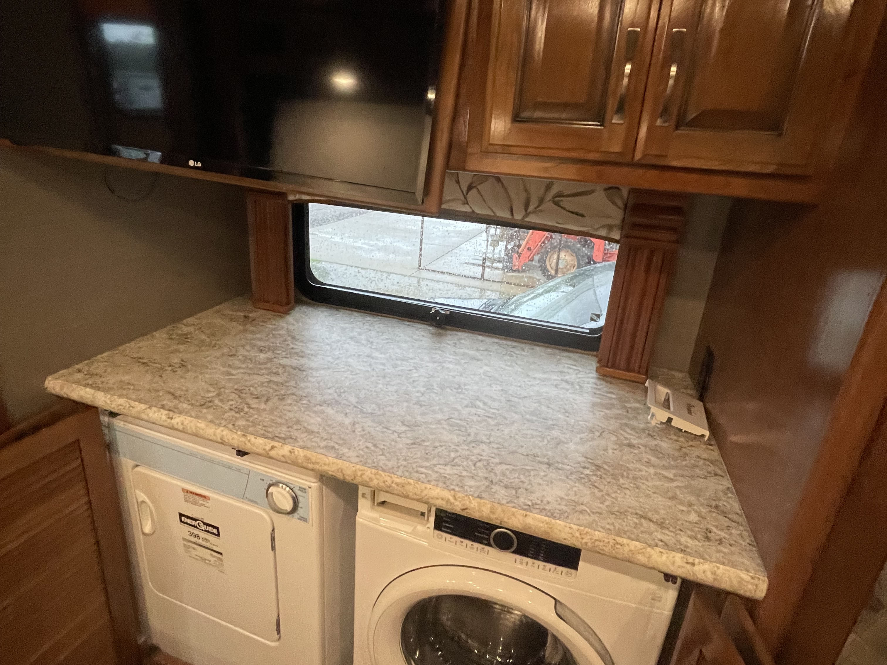 2018 Fleetwood DISCOVERY 38N - Image 14