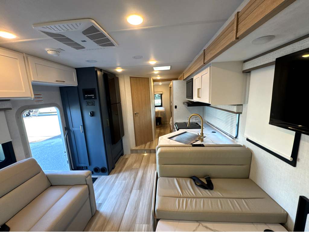 2027 THOR MOTOR COACH MAGNITUDE GA31 - Image 15