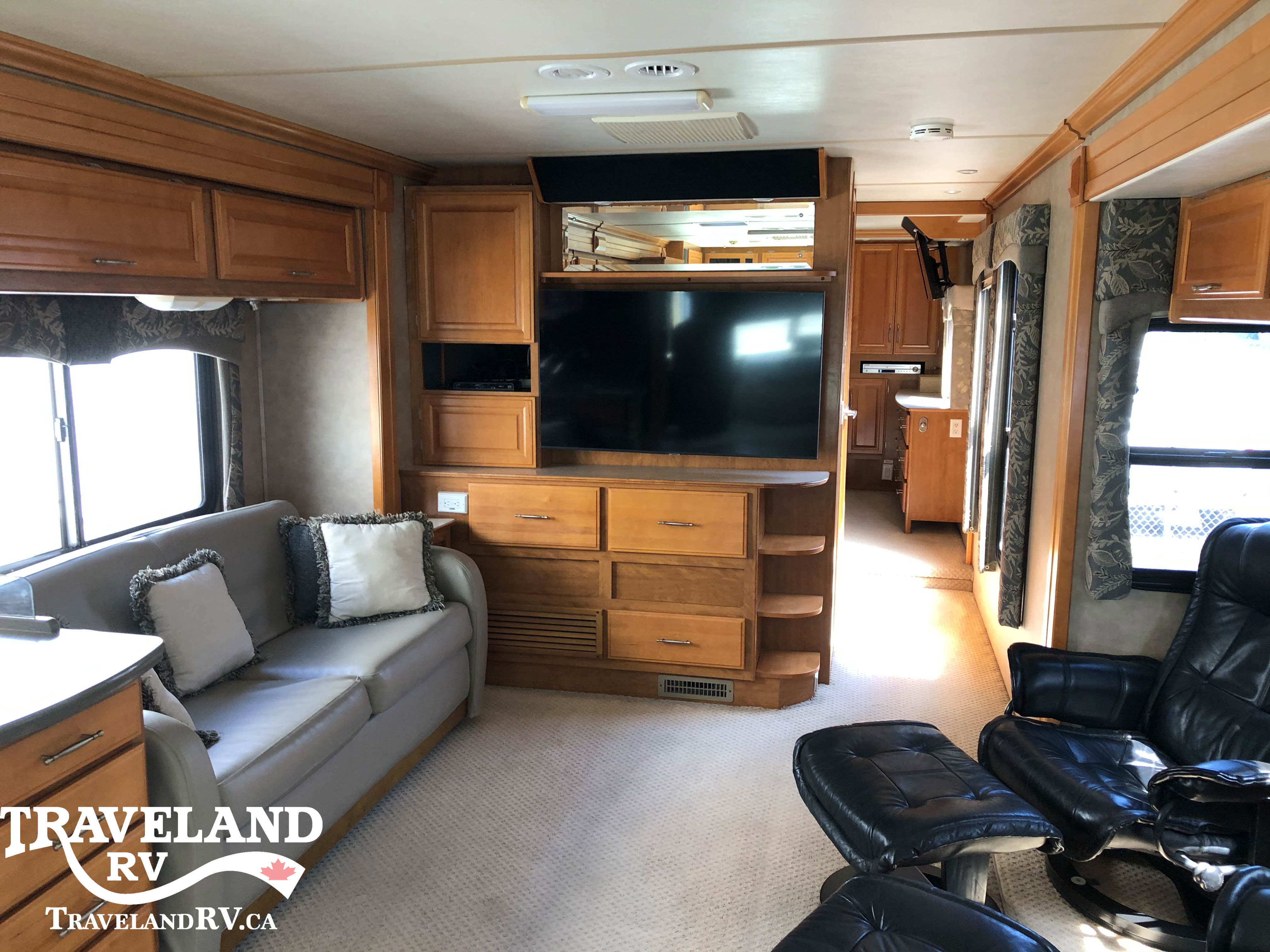 2007 Fleetwood Discovery 40X - Image 9