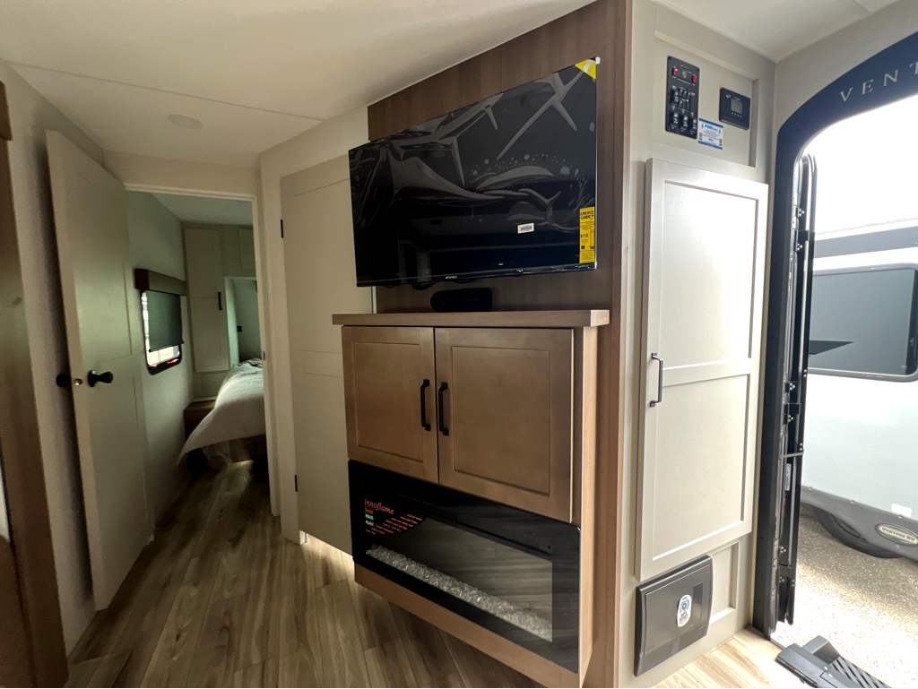 2027 VENTURE RV SPORTTREK 333VIK - Image 9