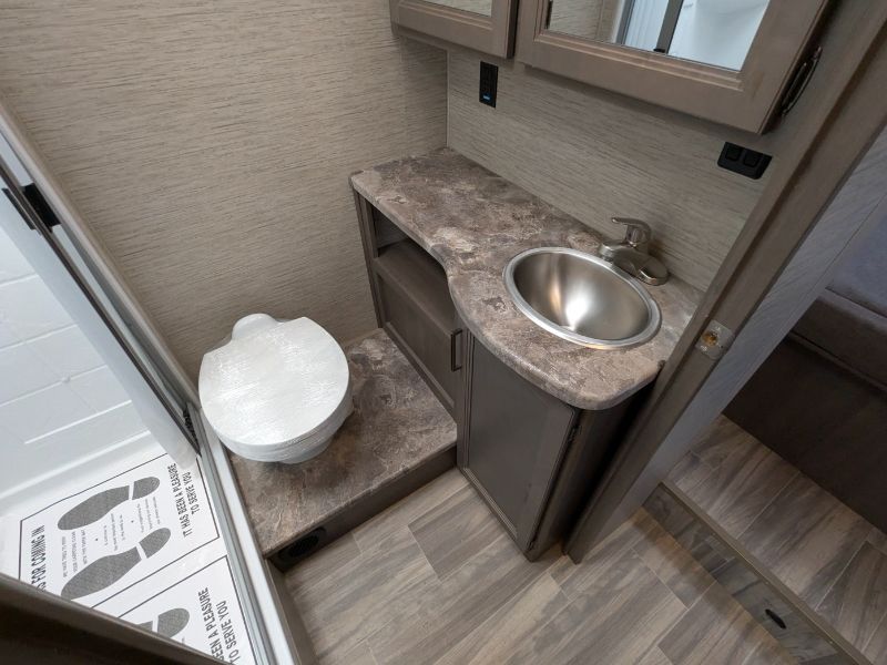 2024 Thor Motor Coach Four Winds 28Z - Image 15