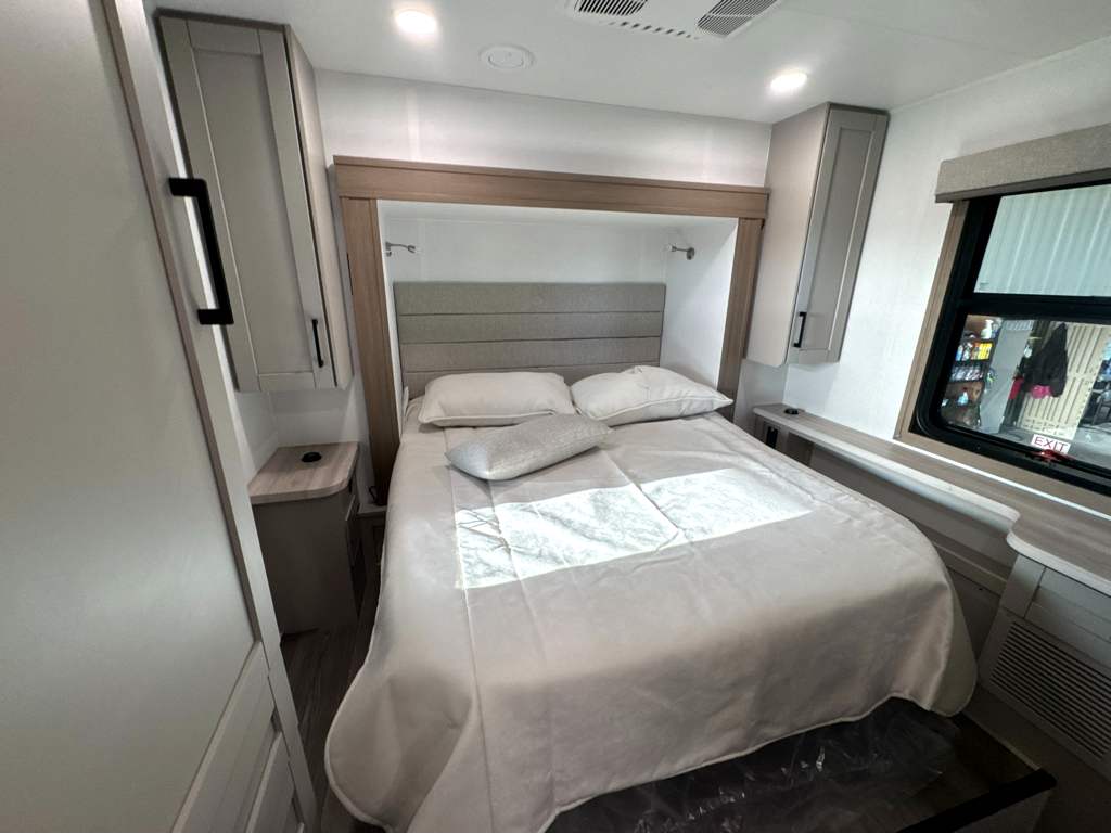 2027 ENTEGRA COACH ODYSSEY 30Z - Image 15