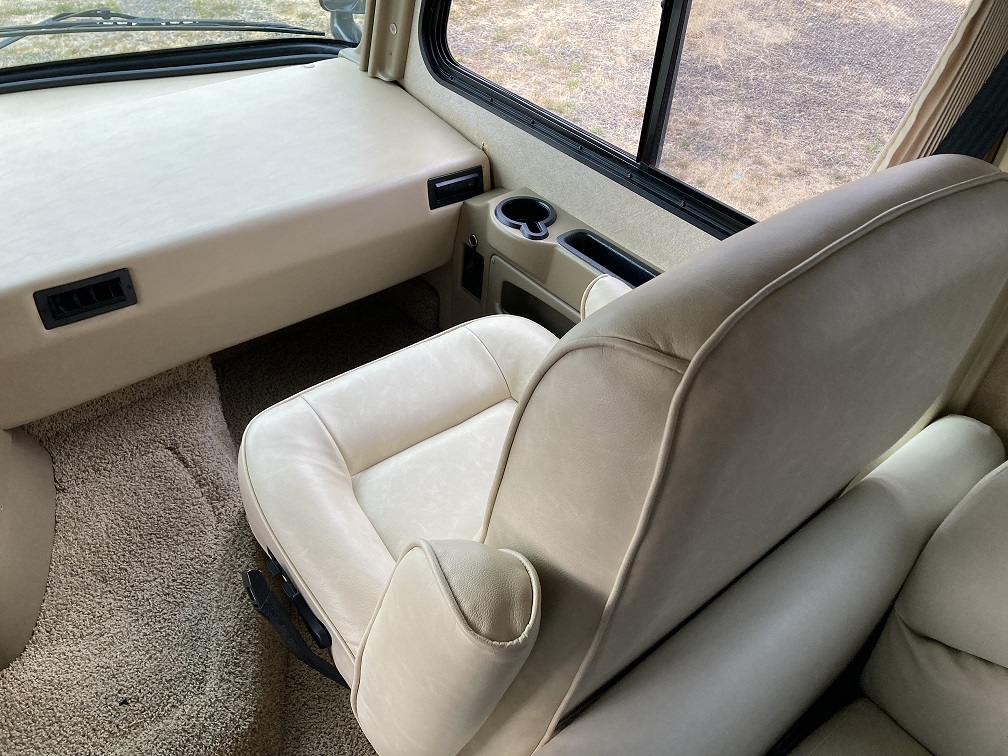 2012 Thor Motor Coach Challenger 32VS - Image 8