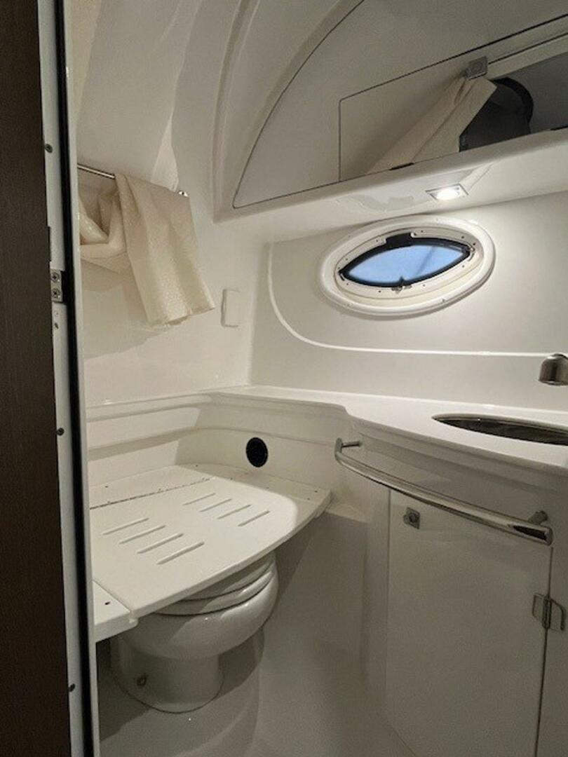 2018 Monterey 335 Sport Yacht - Image 11