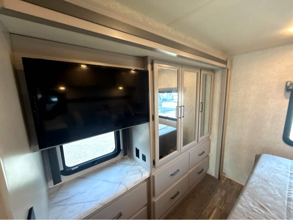 2022 Thor Motor Coach HURRICANE 34R - Image 22