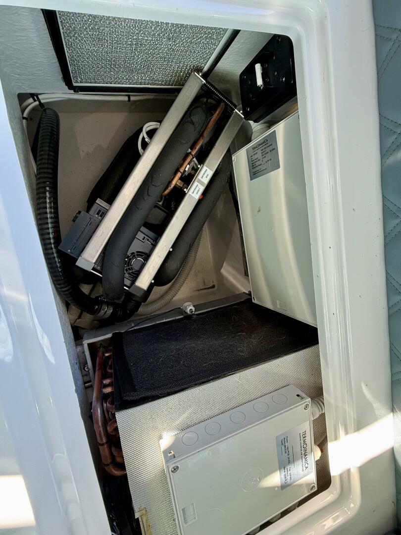 2023 Axopar 37 Cross Cabin - Image 36