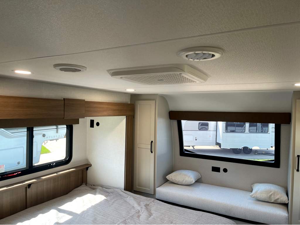 2027 VENTURE RV SPORTTREK 353VRK - Image 25